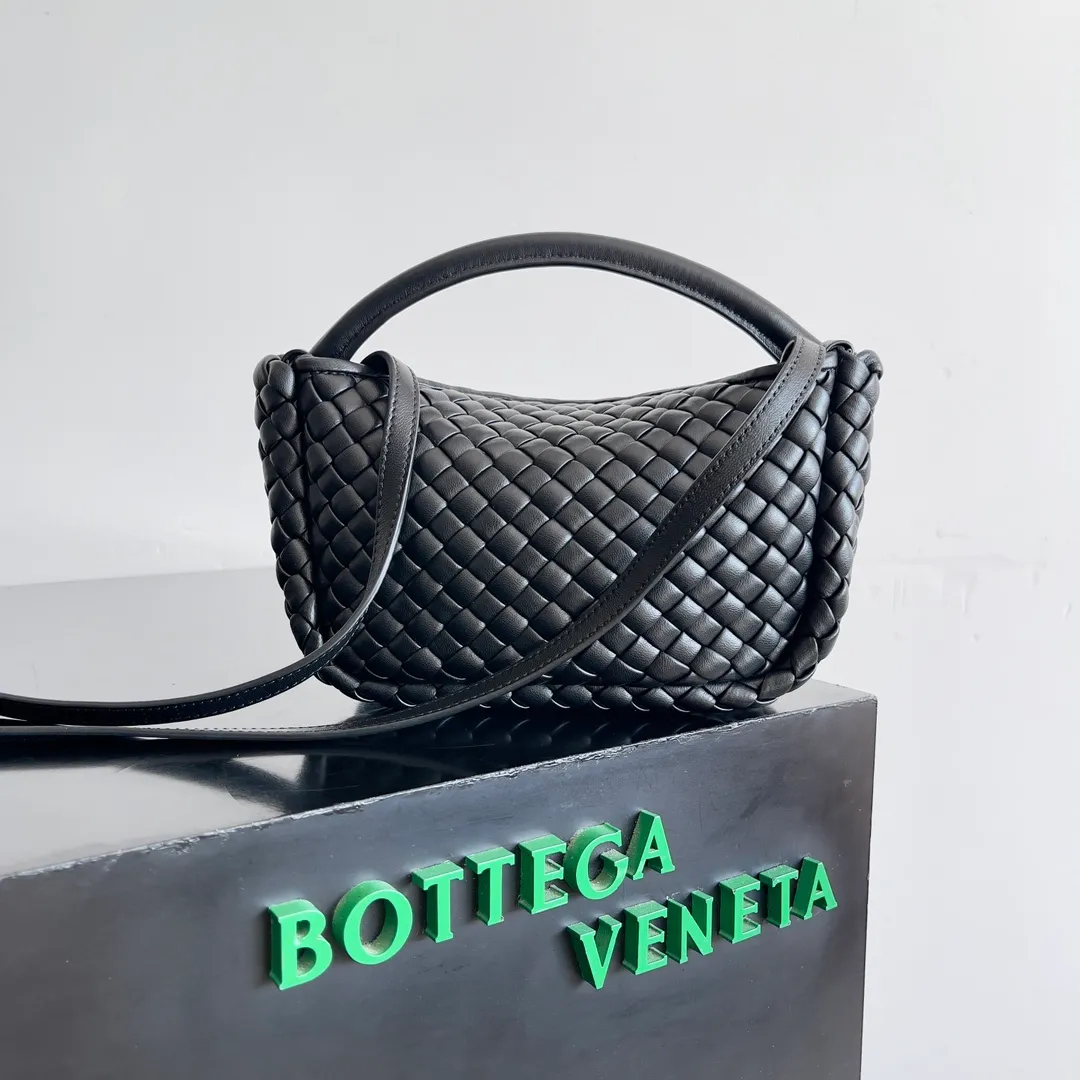 Batch 1760 BOTTEGA VENETA's new mini COBBLE bag. This season's mini Cobble series brings a new style of handbag. The body of the bag resembles the shape of a "Yuanbao", giving you good luck throughout autumn and winter! This Yuanbao bag is made of three pieces of quilted cotton and has an unlined body, showing its quiet power. The bag is carefully designed to create a three-dimensional look. The joints and edges are decorated with lambskin strips to create a sense of simplicity. The handbag is not lined, so you can directly appreciate the consistent lambskin on the outside and inside. It is beautiful both inside and outside. The top handle of this handbag is made of leather-wrapped rope and is quite sturdy. The detachable shoulder strap is secured by a leather buckle inside the bag. Can be carried by hand, carried on the shoulder or cross-body, very easy to match! Style number: 805739 Size: 23*11*8cm